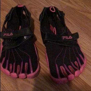 Fila toed running shoes six